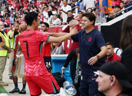 6일(현지시간) 미국 뉴저지주 해리슨 스포츠일러스트레이티드 스타디움에서 열린 한국 대 미국 친선경기 시작에 앞서 손흥민과 마우리시오 포체티노 미국 감독이 포옹을 하고 있다. [연합뉴스]