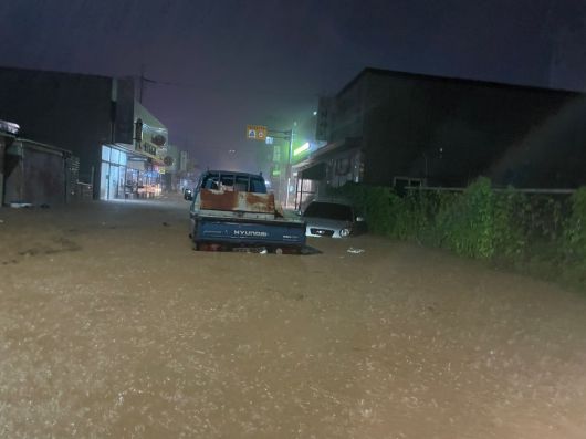 전날부터 내린 집중호우로 7일 오전 1시17분쯤 전북 군산시 산북동 미성초 부근 도로가 침수돼 소방당국이 주변을 통제하고 있다. 사진 전북특별자치도소방본부