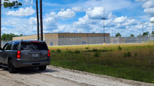 현지시간 6일 미국 조지아주 포크스턴에 위치한 구금시설에 불법 체류로 구금된 수감자들이 '주황색' 죄수복 차림으로 본지 기자와 철창을 사이에 두고 대화를 나누고 있다. 이들은 ″체포된 한국 근로자들은 현재 푸른색 수용복을 입고 있지만, 분류 작업을 마치면 주황색으로 환복하고 우리들과 함께 지내게 될 것″이라고 했다. 포크스턴=강태화 특파원