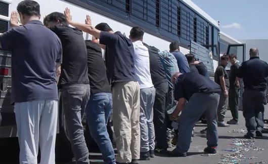 현지시간 6일 미국 조지아주 포크스턴에 위치한 불법 체류자 구금 시설에 경찰차가 출동했다. 시설 관계자는 '사유지'라는 이유로 중앙일보의 현장 취재를 막아섰고, 현장에 출동한 경찰은 ″공유지에서의 취재 활동을 보장해 줘야 한다″는 유권해석을 내린 뒤에야 한발 물러났다. 포크스턴=강태화 특파원