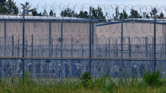 현지시간 6일 미국 조지아주 포크스턴에 위치한 불법 체류자 구금시설에 수감된 한국인 근로자 300여명이 시설내 조사실로 줄을 지어 이동하고 있다. 이들은 푸른색 수용복 하의를 입었고, 손에는 서류(붉은색 원)를 한장씩 들고 있었다. 포크스턴=강태화 특파원