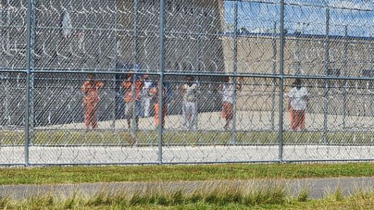 현지시간 6일 미국 조지아주 포크스턴에 위치한 불법 체류자 구금 시설에 푸른색 수용복 차림의 수감자들이 휴식을 취하고 있다. 이들이 입고 있는 푸른색 옷은 지난 4일 체포된 한국인 근로자들의 옷과 같다. 이곳에선 분류 절차 중에는 푸른색 옷을, 범죄가 확정된 상태가 되면 주황색 옷을 지급한다. 포크스턴=강태화 특파원