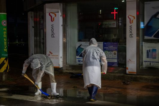 전북자치도가 전날 밤부터 이어진 집중호우로 7일 오전 2시부터 재난안전대책본부 비상 3단계를 가동하고, 김관영 지사 주재로 호우 대처 상황 보고 회의를 하고 있다. 사진 전북특별자치도