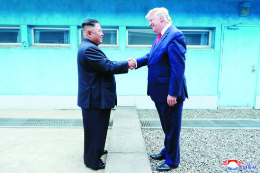 2019년 판문점에서 회동한 도널드 트럼프 미국 대통령과 김정은 북한 국무위원장. 조선 중앙통신=연합뉴스