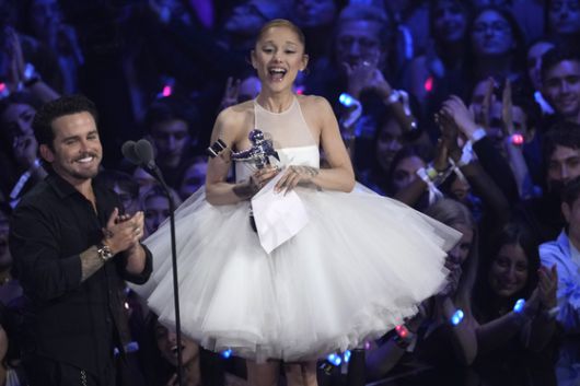 아리아나 그란데가 'Brighter Days Ahead'로 'MTV VMA 2025'의 대상에 해당하는 '올해의 비디오' 트로피를 품에 안고 기뻐하고 있다. [AP=연합뉴스]