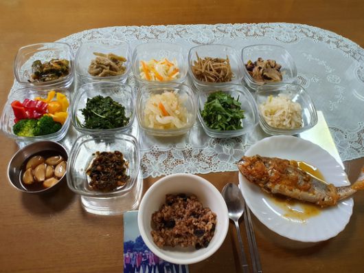 평생을 당뇨와 싸운 안봉승 한의사가 먹는 점심 밥상. 자세한 내용은 〈100세의 행복〉에서 확인해주세요. 사진 안봉승