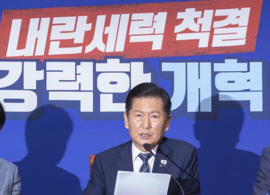 노만석 검찰총장 직무대행이 8일 오전 서울 서초구 대검찰청에 출근하고 있다. 연합뉴스