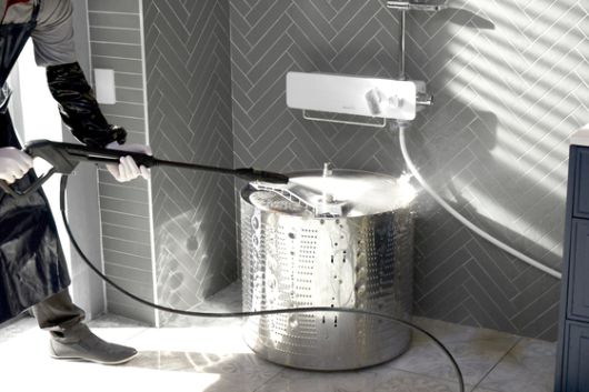 LG전자 케어 전문가가 세탁조 분해 후 고압 세척 등 케어하는 모습.