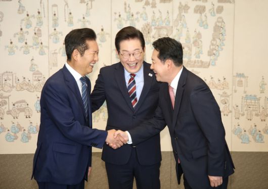 이재명 대통령이 8일 오전 서울 용산 대통령실에서 정청래 더불어민주당 대표, 장동혁 국민의힘 대표와 가진 여야 오찬 회동에서 모두발언을 하고 있다. 대통령실사진기자단