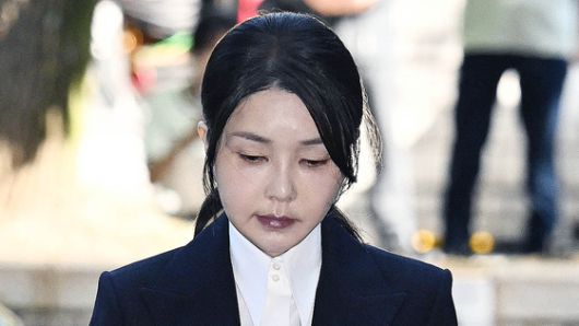 윤석열 전 대통령 부인 김건희 여사가 지난달 12일 구속 전 피의자 심문(영장실질심사)을 받기 위해 서울 서초구 서울중앙지법에 출석하고 있다.   특검팀은 자본시장법 위반(도이치모터스 주가조작 개입 의혹), 정치자금법 위반(명태균 공천개입 의혹), 특정범죄 가중처벌법상 알선수재(건진법사 통일교 청탁 의혹) 혐의로 구속영장을 청구했다. 연합뉴스