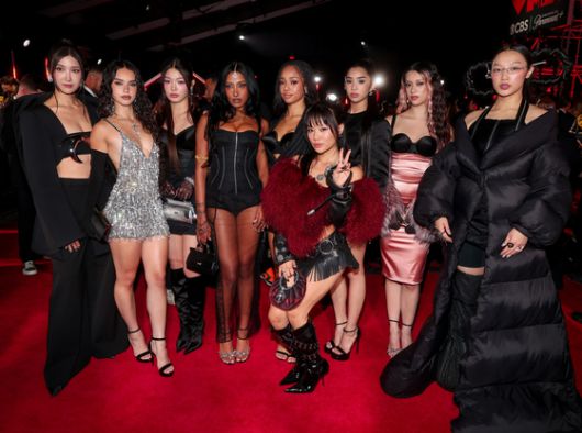 하이브 소속 걸그룹 캣츠아이와 넷플릭스 애니메이션 '케이팝 데몬 헌터스'에서 주인공 걸그룹 헌트릭스 가창을 맡은 이재, 오드리 누나, 레이 아미가 'MTV 비디오 뮤직 어워드 2025'(VMA 2025)에서 만났다. 사진 VMA 페이스북(Photo by Christopher Polk/Billboard via Getty Images)