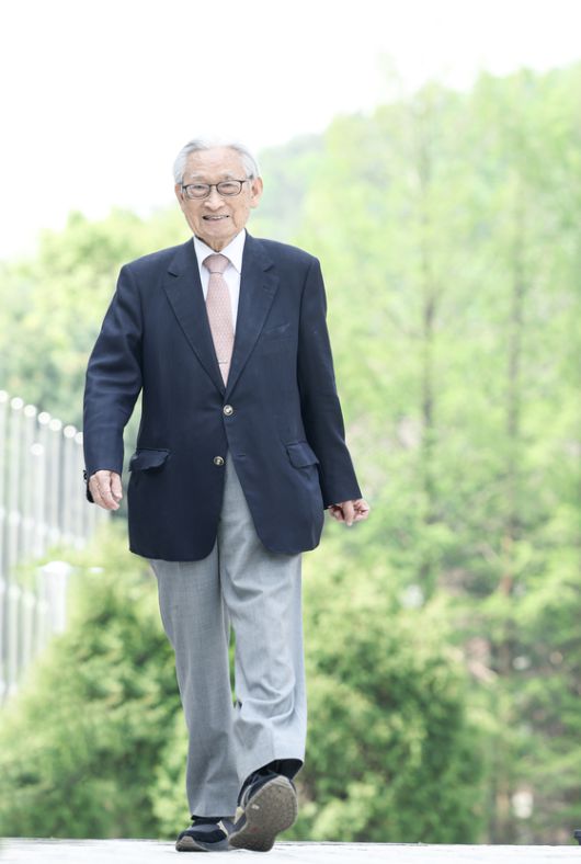 조 전 총장이 서울 관악구 국제백신연구소(IVI) 앞을 걸으며 포즈를 선보이고 있다. 김경록 기자