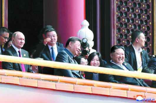 김정은 북한 국무위원장이 지난 3일 베이징에서 열린 중국 전승절 80주년 열병식을 관람하고 있다. 평양 조선중앙통신=연합뉴스