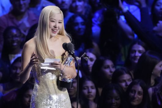 로제가 7일(현지시간) 미국에서 열린 'MTV VMA 2025'에서 '올해의 노래' 수상자로 호명돼 수상 소감을 말하고 있다. [AP=연합뉴스]