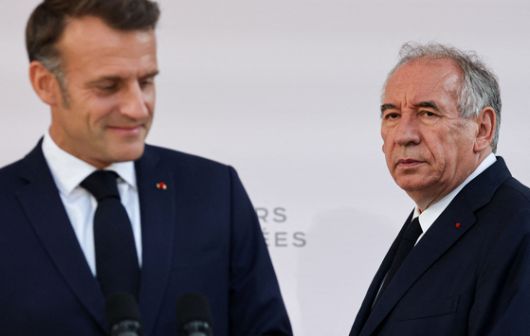 프랑수아 바이루(오른쪽) 프랑스 총리가 지난 7월 13일 파리 브리엔 호텔에서 열린 군 수뇌부 연설에 참석하기 위해 에마뉘엘 마크롱 대통령(왼쪽)과 함께 도착했다. AFP=연합뉴스