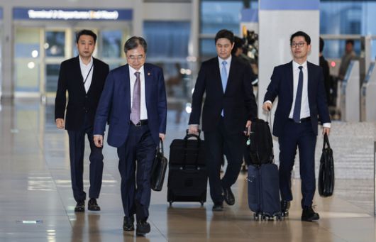 현지시간 8일 오전. 대거 체포 사태 이후 처음으로 맞은 월요일 아침 미국 조지아주 엘라벨에 위치한 현대차-LG에너지솔루션의 합작 배터리 공장에 트럭이 드나들고 있다. 공장 주차장엔 직원들의 차량이 주차된 모습도 확인됐다. 엘라벨=강태화 특파원