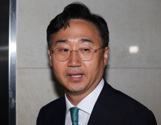 신범철 전 국방부 차관이 4일 압수물 포렌식 선별을 위해 서울 서초구 순직해병특검에 출석하고 있다. 연합뉴스