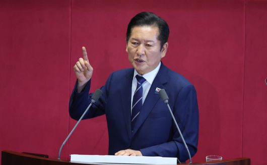 더불어민주당 정청래 대표가 9일 서울 여의도 국회에서 열린 본회의에서 교섭단체 대표 연설을 마친 뒤 국민의힘 의원들을 향해 인사하고 있다. 연합뉴스