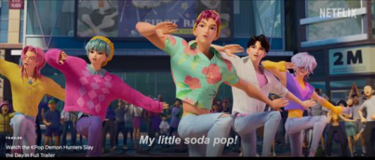 '케이팝 데몬 헌터스'의 보이그룹 사자보이즈가 춤과 노래로 사람들을 유혹하는 장면. 사진 넷플릭스