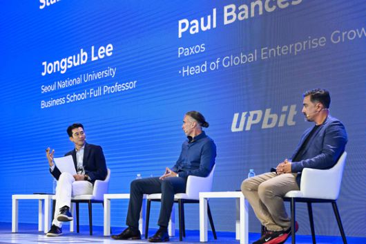 (사진 왼쪽부터) 이종섭 서울대 경영대학 교수, 폴 벤시스 팍소스 글로벌 엔터프라이즈 성장 총괄, 로스 에드워드 리플 글로벌 금융기관 담당 시니어 디렉터. 두나무