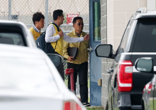 크리스티 놈 미 국토안보부 장관(왼쪽 두번째)이 지난 3일(현지시간) 루이지애나 주지사, ICE 부국장과 함께 루이지애나주 앙골라에 있는 이민수감자 수용시설인 '캠프 57'을 둘러보고 있다.AFP=연합뉴스