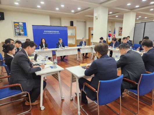 현지 시간 6일 미국 조지아주 포크스턴에 위치한 불법 체류자 구금 시설에서 지난 4일 체포된 한국인 근로자 300여명이 30여명씩 그룹을 나눠 추가 조사를 받기 위해 줄을 서 있다. 30도가 넘는 무더위 속에 이들은 푸른색 죄수복 하의를 착용했고, 손에는 서류를 한장씩 들고 있다. 포크스턴=강태화 특파원