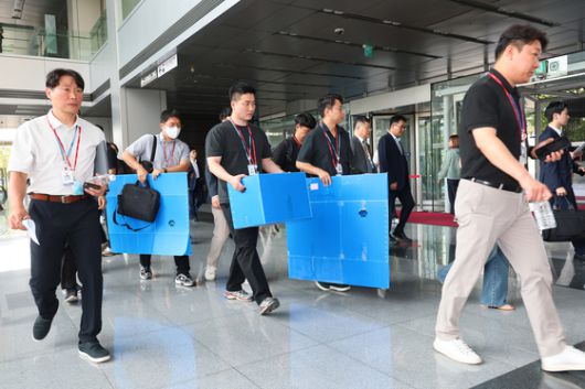 경찰이 압수수색을 하는 모습. 연합뉴스