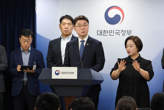 류제명 과학기술정보통신부 제2차관이 10일 서울 종로구 정부서울청사에서 KT 고객 무단 소액결제 침해사고 관련 브리핑을 하고 있다. 사진 뉴스1