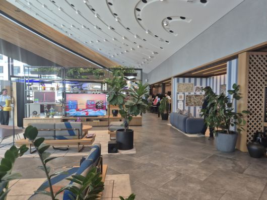 지난 8일(현지시간) 방문한 영국 런던의 '삼성 킹스크로스' 매장에서 ‘AI 에너지 모드’를 실행해보고 있는 모습이다. 스마트싱스 앱에 들어가서 전체 혹은 기기별로 에너지 절약 모드를 설정할 수 있다. 이우림 기자