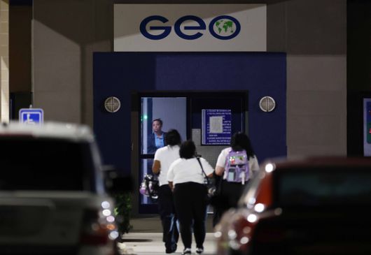 조기중 워싱턴 총영사가 9일(현지시간) 미국 당국의 이민단속으로 체포된 현대차-LG엔솔 배터리공장 건설 현장 직원들이 수감돼 있는 조지아주 포크스턴의 이민세관단속국(ICE) 구금시설 인근에서 통화를 하고 있다. 연합뉴스