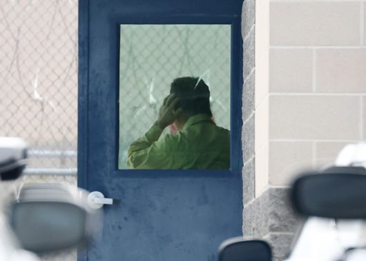 도널드 트럼프 미국 대통령이 9일(현지시간) 워싱턴 백악관 인근 식당에서 마코 루비오 국무장관, 피트 헤그세스 국방장관, JD 밴스 부통령과 저녁 식사를 하기 위해 들어가기 전 기자들과 이야기를 나누고 있다. 전날 긴급 방미한 조현 외교장관은 루비오 장관과 이날 만나지 못했다. AP=연합뉴스