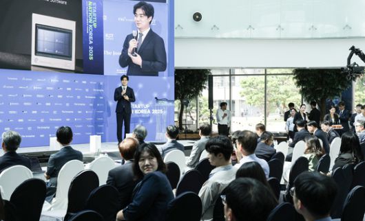 10일 대전 KAIST 본원 KI빌딩에서 열린 ‘2025 혁신창업국가 대한민국 국제포럼’에서 신성규 리벨리온 부사장이 수상기업발표를 하고 있다. 김경록 기자