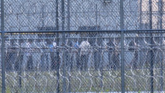 미국 조지아주 현대차그룹-LG에너지솔루션 배터리 합작 공장 건설 현장에서 구금된 한국인들을 태울 대한항공 전세기가 10일 오전 인천국제공항 2터미널 계류장에서 이륙을 준비하고 있다. 연합뉴스