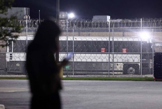 10일(현지시간) 미국 당국의 이민단속으로 체포된 현대차-LG엔솔 배터리공장 건설 현장 직원들이 수감돼 있는 조지아주 포크스턴의 이민세관단속국(ICE) 구금시설에 직원들이 출근하고 있다.   외교부는 이날 미국 이민당국에 구금된 한국인들을 데려오려던 전세기 출발이 미국측 사정으로 어렵게 됐다고 밝혔다. 연합뉴스