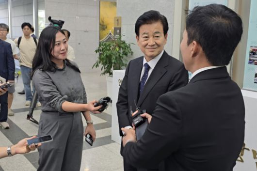 지난 8월 11일 완주군청 문예회관에서 열린 피지컬 AI 모빌리티 실증 선도 사업 세미나에서 김관영 전북지사와 정동영 더불어민주당 국회의원, 유희태 완주군수 등 관계자들이 "피지컬 AI센터는 완주로"를 외치고 있다. 뉴스1