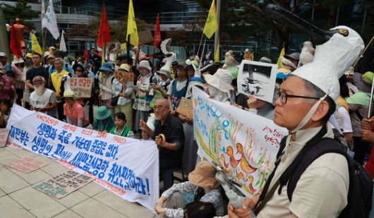 지난 8일 서울 서초구 행정법원 앞에서 새만금신공항 기본계획 취소소송 인용촉구 기자회견이 열리고 있다. 연합뉴스