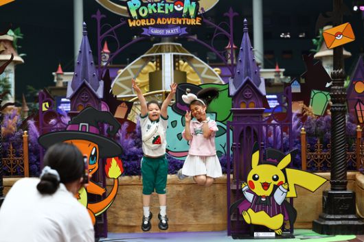 호러풍 포켓몬 조형물 앞에서 기념사진을 담는 아이들. 김종호 기자