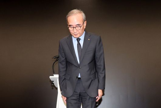 구재형 KT 네크워크기술본부장이 11일 서울 종로구 KT 광화문빌딩 웨스트 사옥에서 열린 소액결제 피해 관련 기자 브리핑에서 보안조치 강화에 대한 발표를 하고 있다. 뉴스1