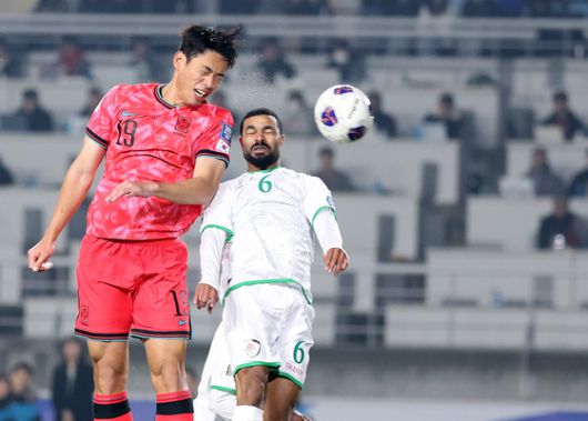 헤딩이 강점인 장신 스트라이커 오세훈(왼쪽). 뉴스1