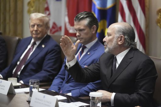 도널드 트럼프 대통령이 지난달 26일(현지시간) 워싱턴 백악관에서 열린 국무회의에서 하워드 러트닉 상무부 장관(오른쪽)이 발언하는 동안 피트 헤그셋 국방부 장관(가운데)과 함께 경청하고 있다. AP=연합뉴스