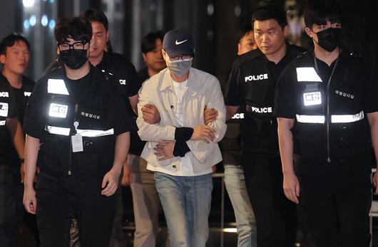 '삼부토건 주가조작' 사건으로 수사받다가 도주한 이기훈 삼부토건 부회장(겸 웰바이오텍 회장)이 경찰에 체포돼 11일 서울 종로구에 마련된 김건희특검 사무실로 들어서고 있다. 연합뉴스