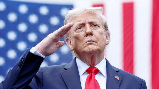 도널드 트럼프 미국 대통령이 11일(현지시간) 미국 워싱턴DC 펜타곤에서 열린 미국 9.11 테러 24주년 기념식에서 거수 경례를 하고 있다. 로이터=연합뉴스