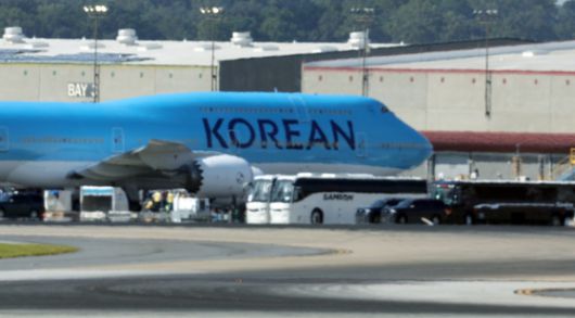 이민단속으로 체포됐던 현대차-LG엔솔 배터리공장 건설 현장 직원들이 11일(현지시간) 미국 조지아주 하츠필드-잭슨 애틀랜타 국제공항에 도착해 대한항공 전세기에 탑승하고 있다.연합뉴스