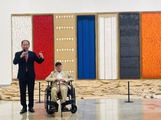 하윤 하종현예술문화재단 이사장(왼쪽)과 하종현 화백. 이은주 문화선임기자