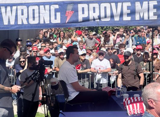 J D 밴스 미 부통령과 우샤 밴스 부통령 부인(가운데), 피살된 찰리 커크의 부인 에리카 커크가 지난 11일(현지시각) 찰리 커크를 운구해 피닉스에 도착한 부통령 전용기에서 내리고 있다. [AP=연합뉴스]