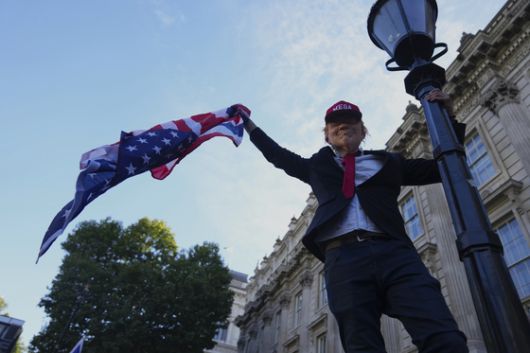 미국 국기와 도널드 트럼프 마스크, 마가 모자를 쓴 집회 참가자. AP=연합뉴스
