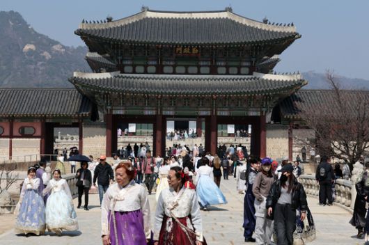 외국인 관광객들로 붐비는 서울 종로구 경복궁. 뉴스1