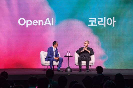 ‘케이팝 데몬 헌터스’(케데헌) 오리지널사운드트랙(OST) 작업에 참여한 더블랙레이블 소속 프로듀서 빈스(오른쪽)가 지난 11일 오픈AI 코리아 출범 행사에서 올리버 제이 오픈AI 글로벌 비즈니스 총괄과 대담을 진행하고 있다. 사진 오픈AI