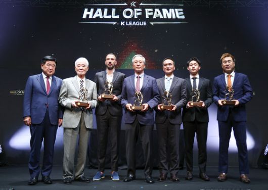 K리그 명예의 전당 헌액식에서 헌액자들이 기념 촬영을 하고 있다. 왼쪽부터 권오갑 한국프로축구연맹 총재, 김호 전 감독, 데얀, 정몽준 대한축구협회 명예회장, 김주성, 고 유상철 감독 아들 유선우 씨, 김병지. 연합뉴스