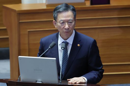 정성호 법무부 장관이 지난 15일 오후 국회 본회의장에서 열린 정치분야 대정부질문에서 의원들 질의에 답하고 있다. 임현동 기자